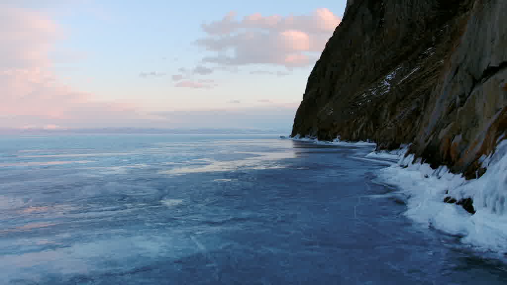Le lac Baïkal à la fin de l'hiver