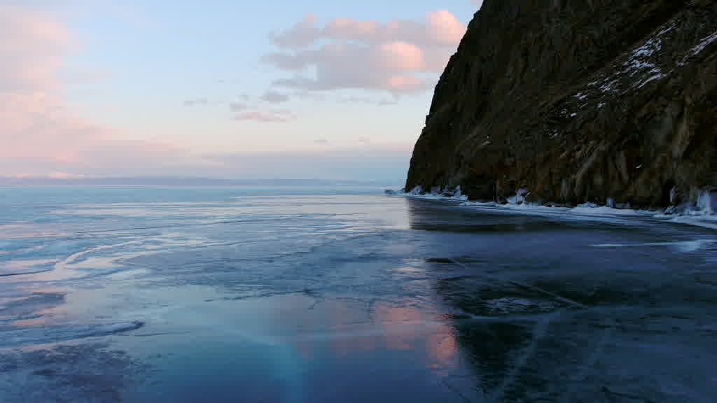 Le lac Baïkal à la fin de l'hiver