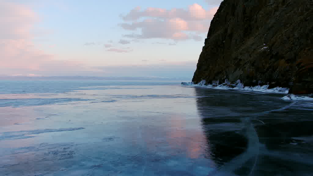 Le lac Baïkal à la fin de l'hiver