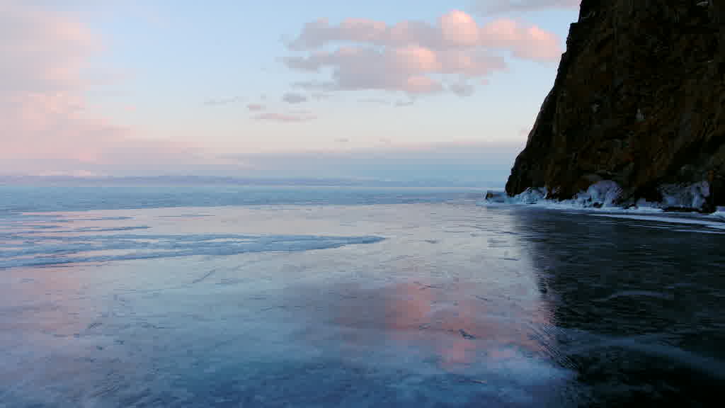 Le lac Baïkal à la fin de l'hiver