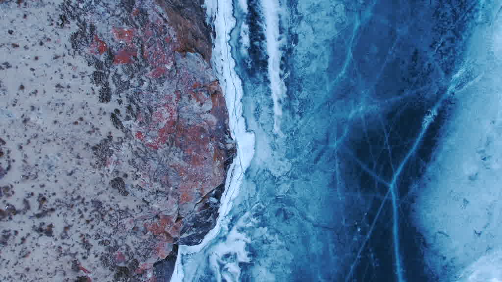 Le lac Baïkal à la fin de l'hiver