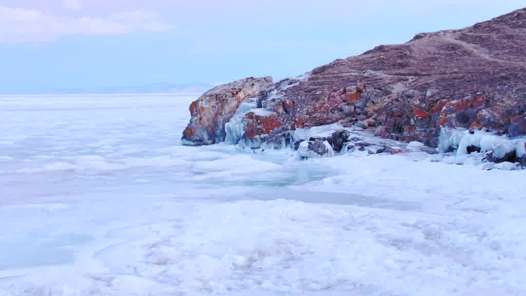 Le lac Baïkal à la fin de l'hiver