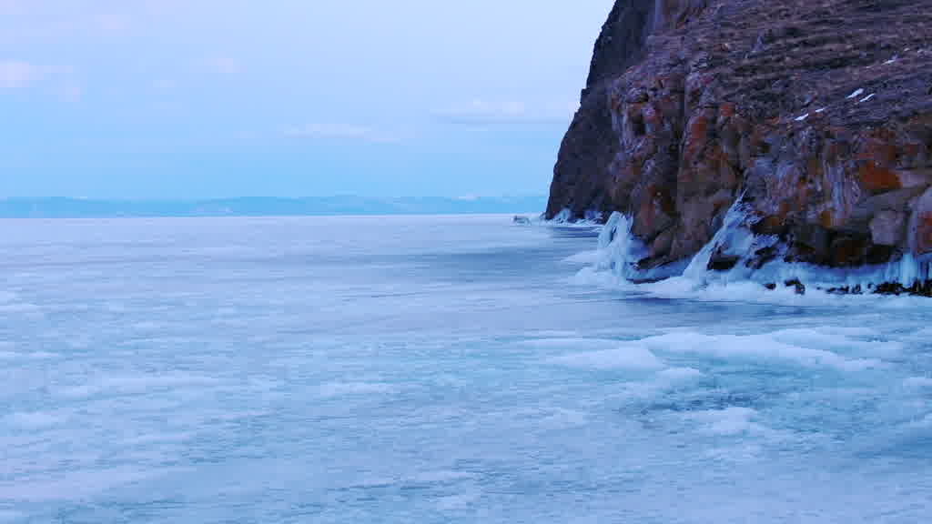 Le lac Baïkal à la fin de l'hiver