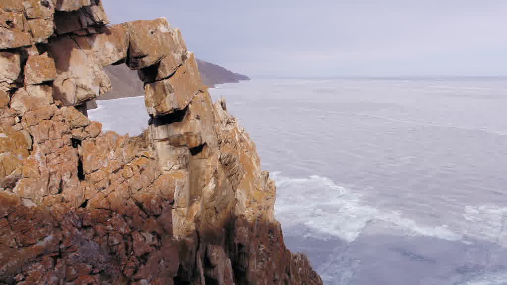 Le lac Baïkal à la fin de l'hiver