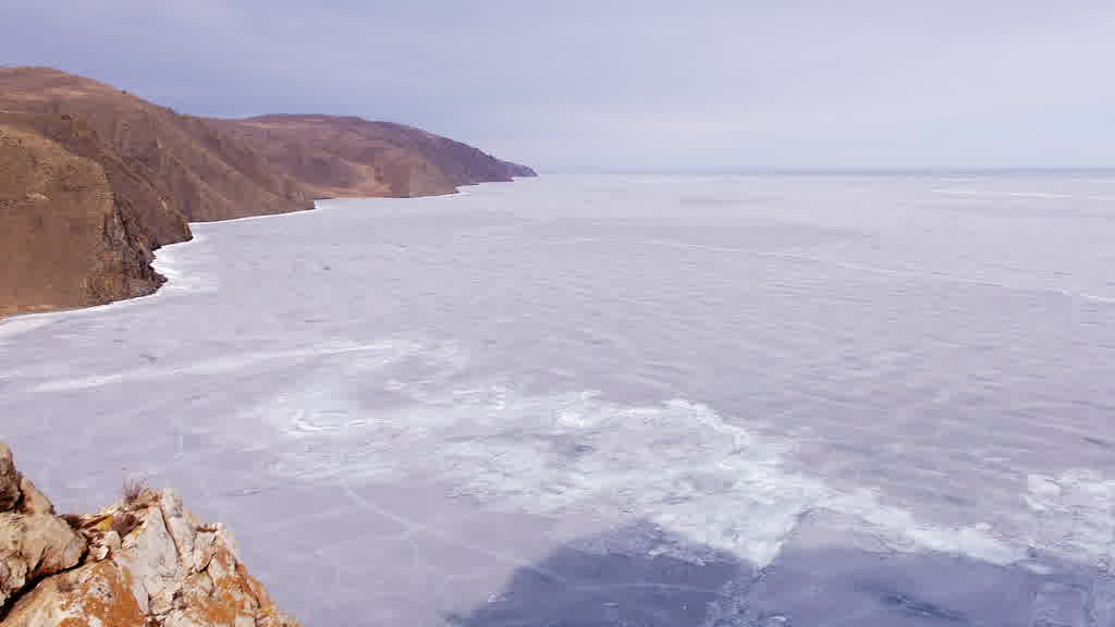 Le lac Baïkal à la fin de l'hiver