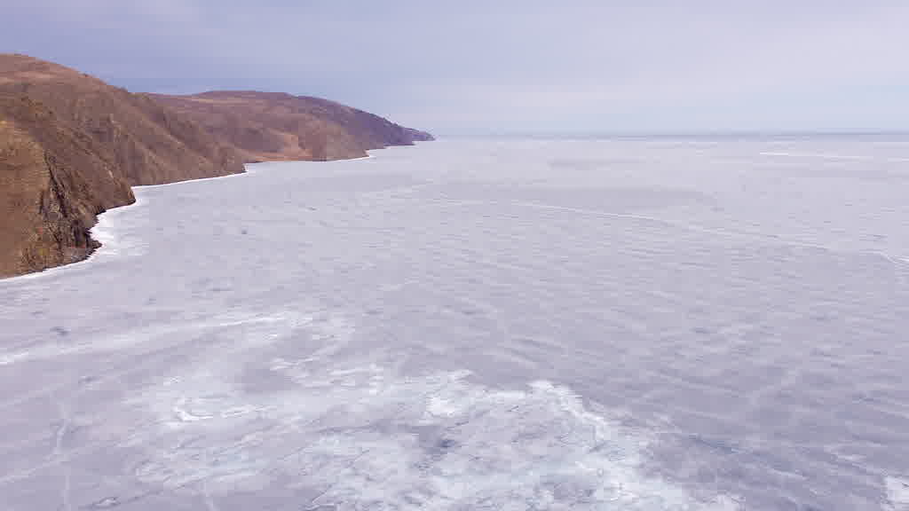 Le lac Baïkal à la fin de l'hiver