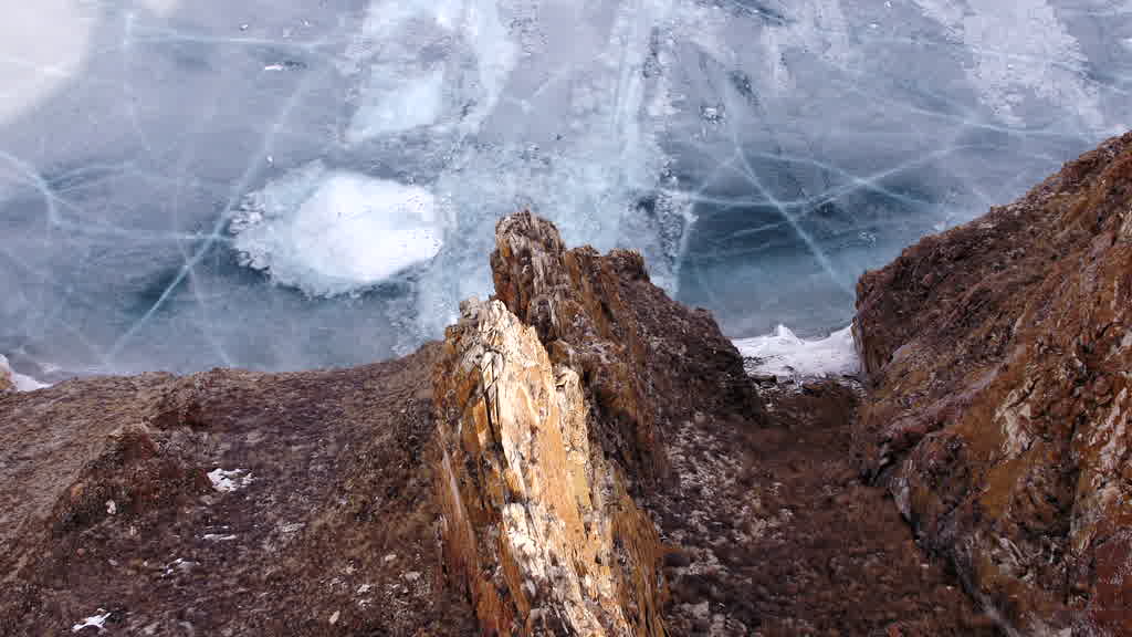 Le lac Baïkal à la fin de l'hiver