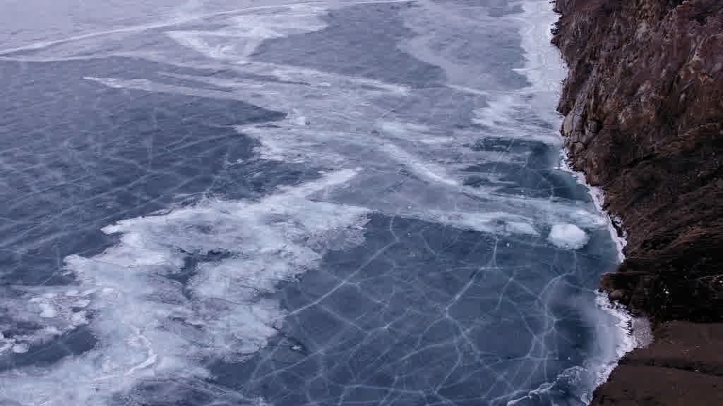 Le lac Baïkal à la fin de l'hiver