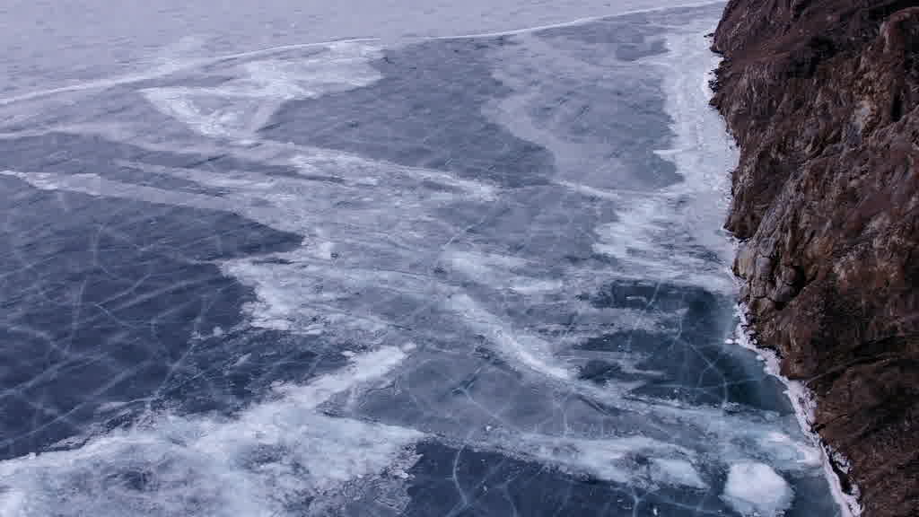 Le lac Baïkal à la fin de l'hiver