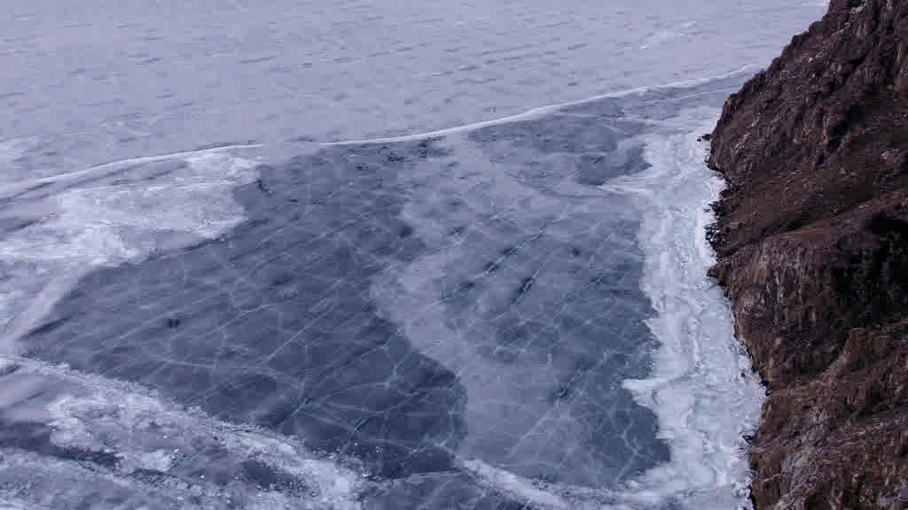 Le lac Baïkal à la fin de l'hiver