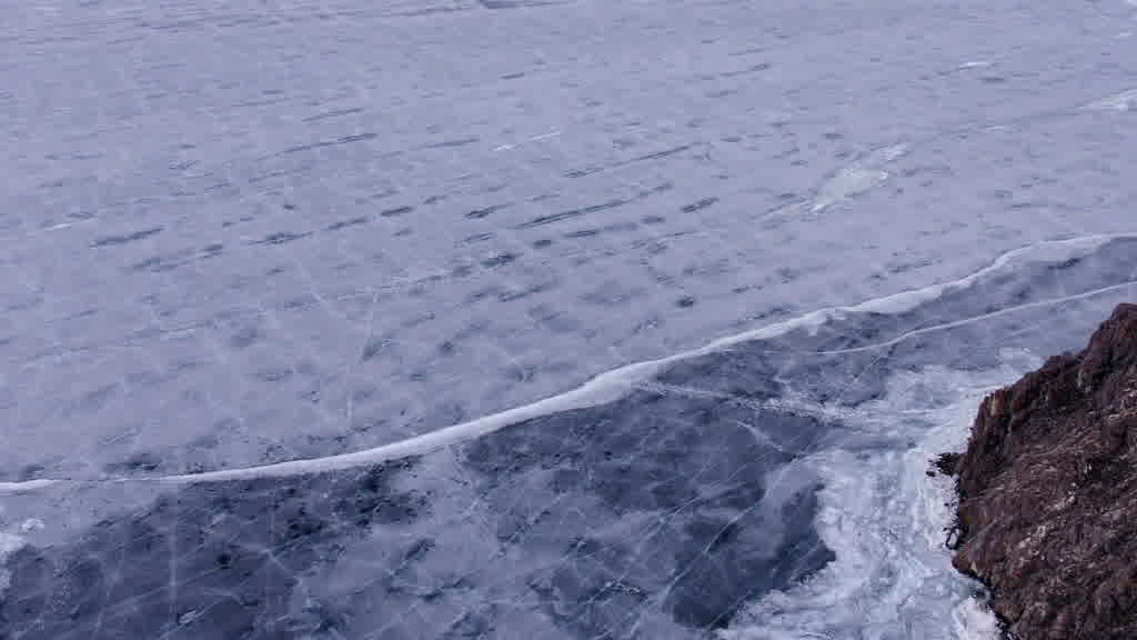 Le lac Baïkal à la fin de l'hiver