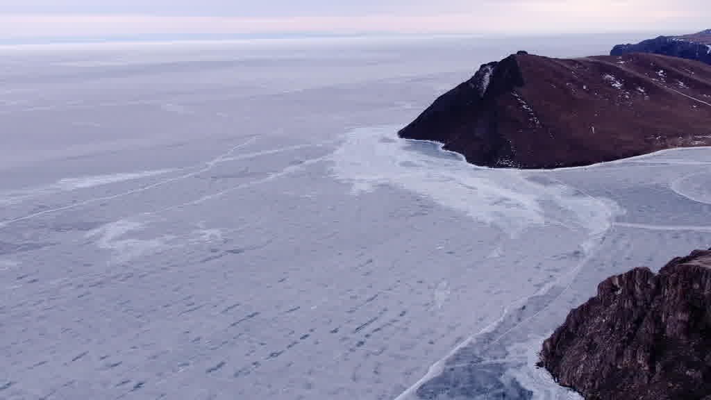 Le lac Baïkal à la fin de l'hiver
