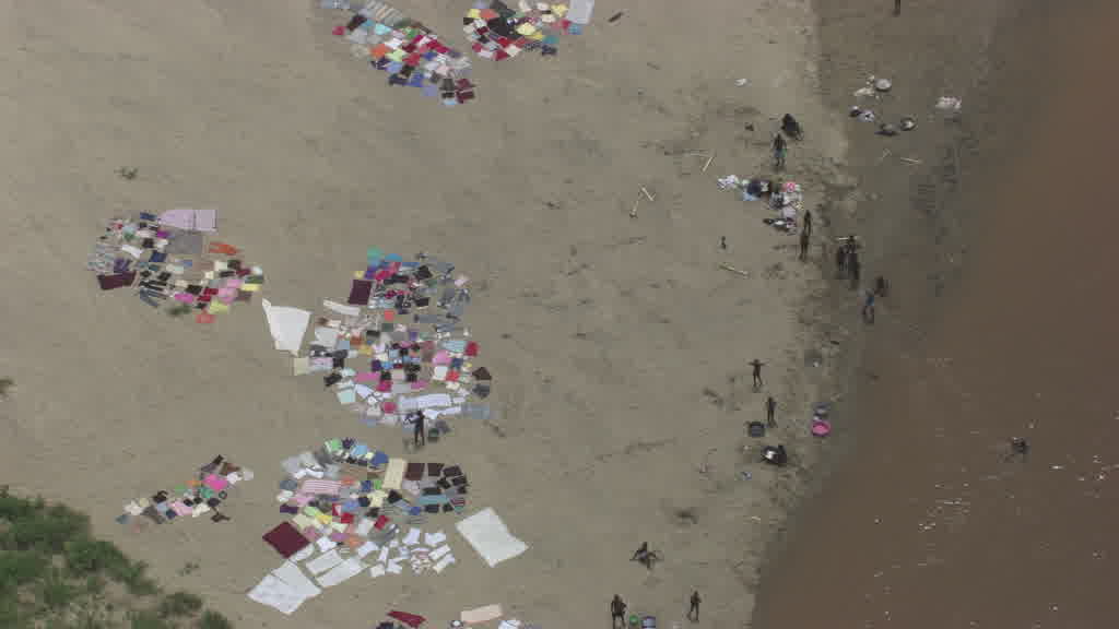 Séchage du linge sur la rivière entre Haiti et la République Dominicaine