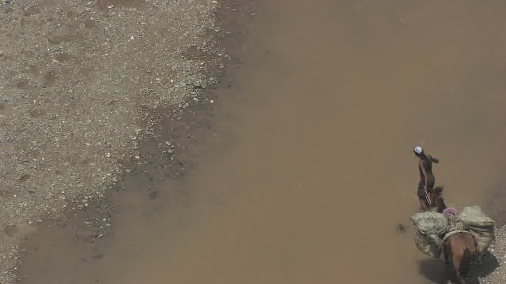 Séchage du linge sur la rivière entre Haiti et la République Dominicaine